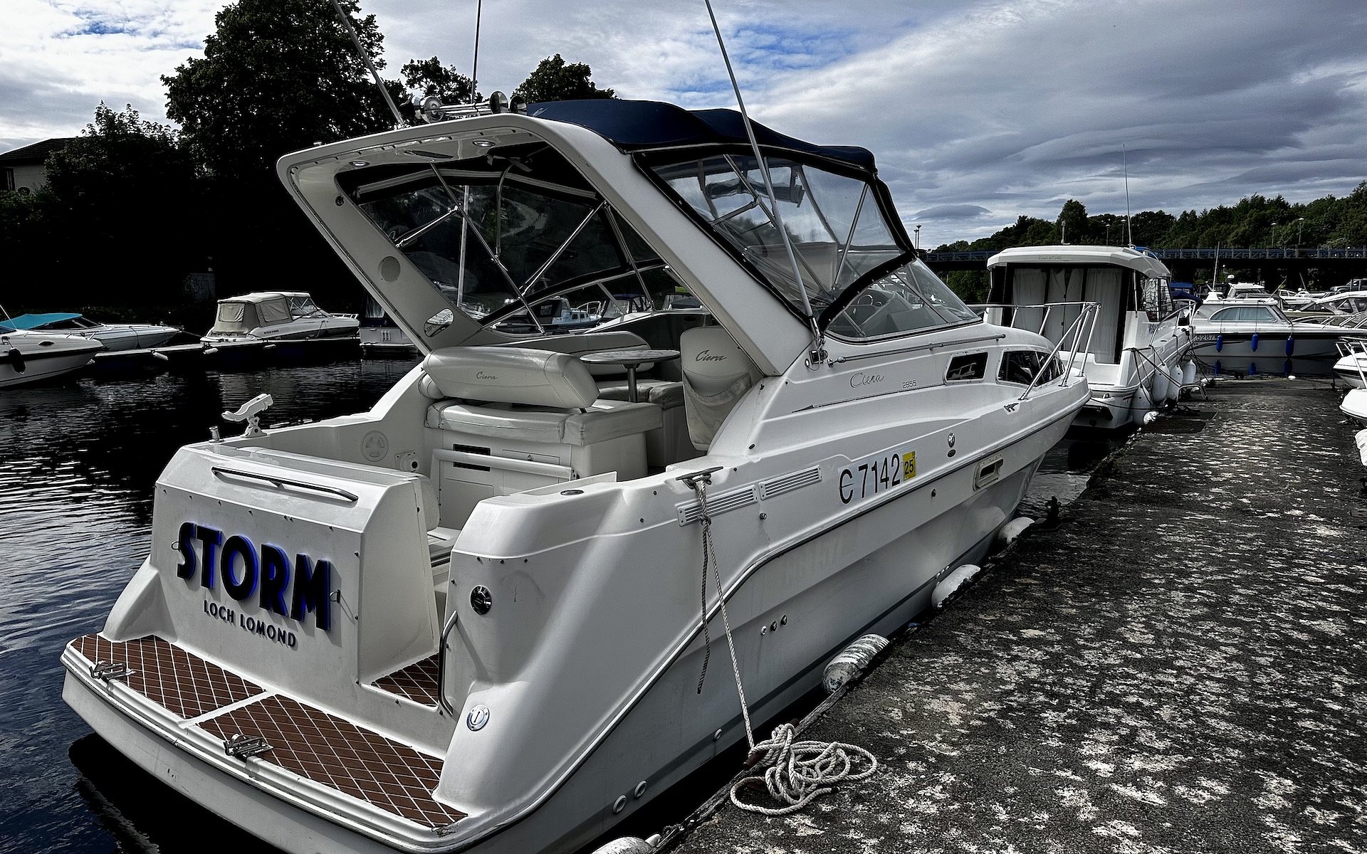 Rear swim platform on Bayliner 2855 Storm
