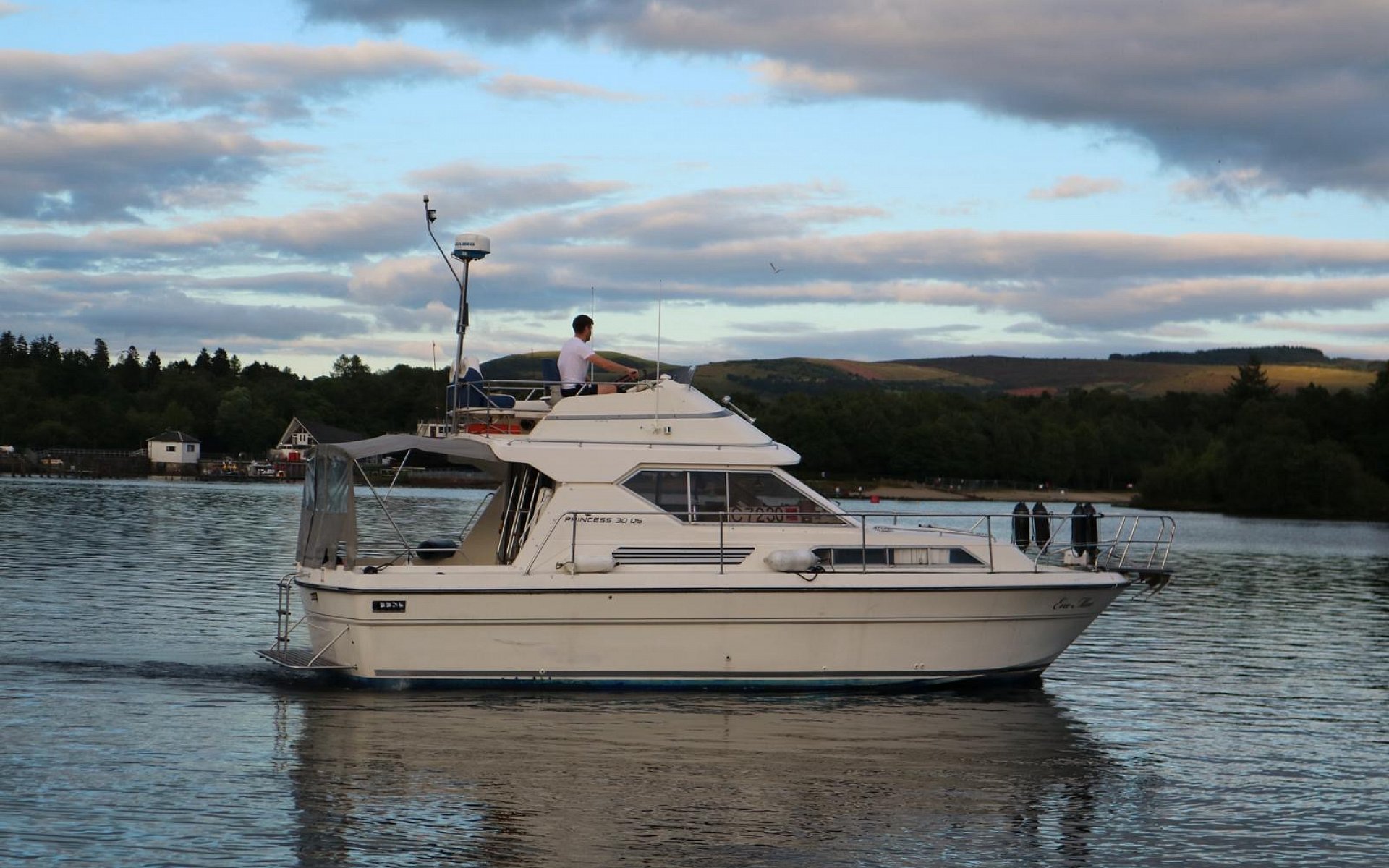 Princess 30 DS flybridge cruiser side profile
